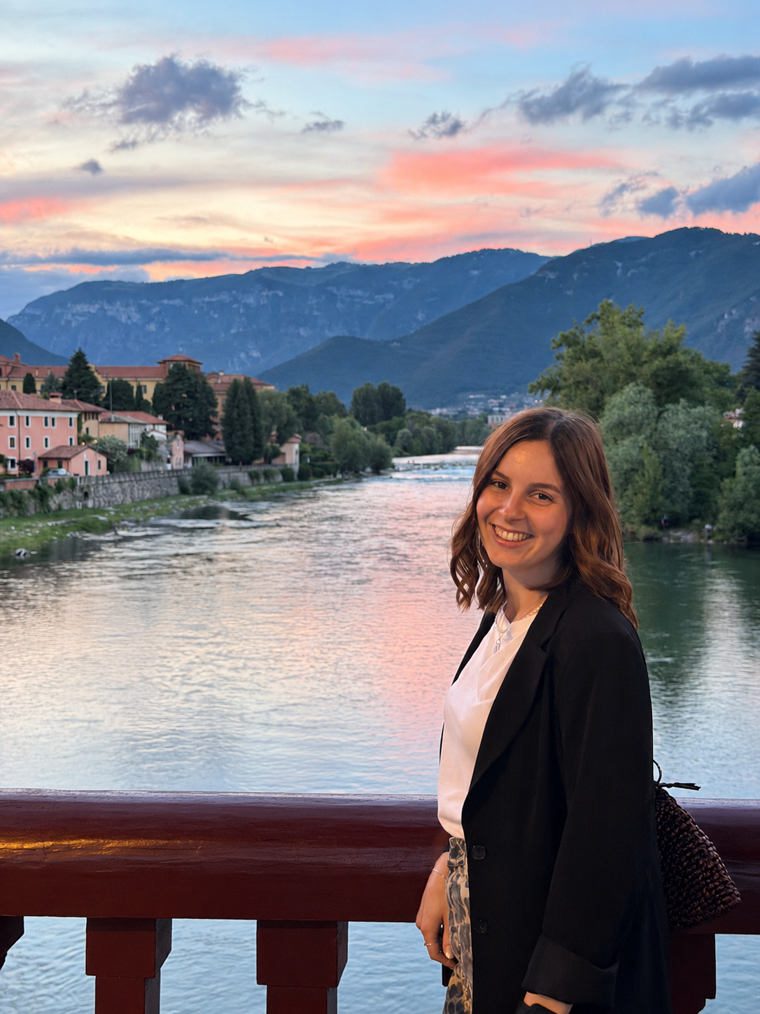 Sara Parolin sul ponte al tramonto